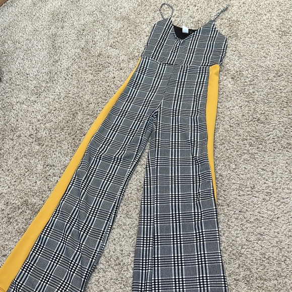 Beautiful yellow and b/w patterned jumpsuit🌻 - Picture 2 of 8